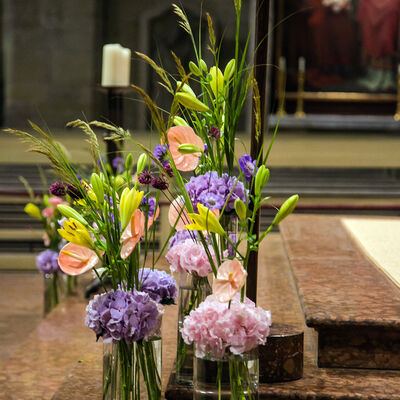 Bild vergr&ouml;&szlig;ern: Blumen im Dom