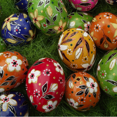 Ostereier im Gras liegend farbig